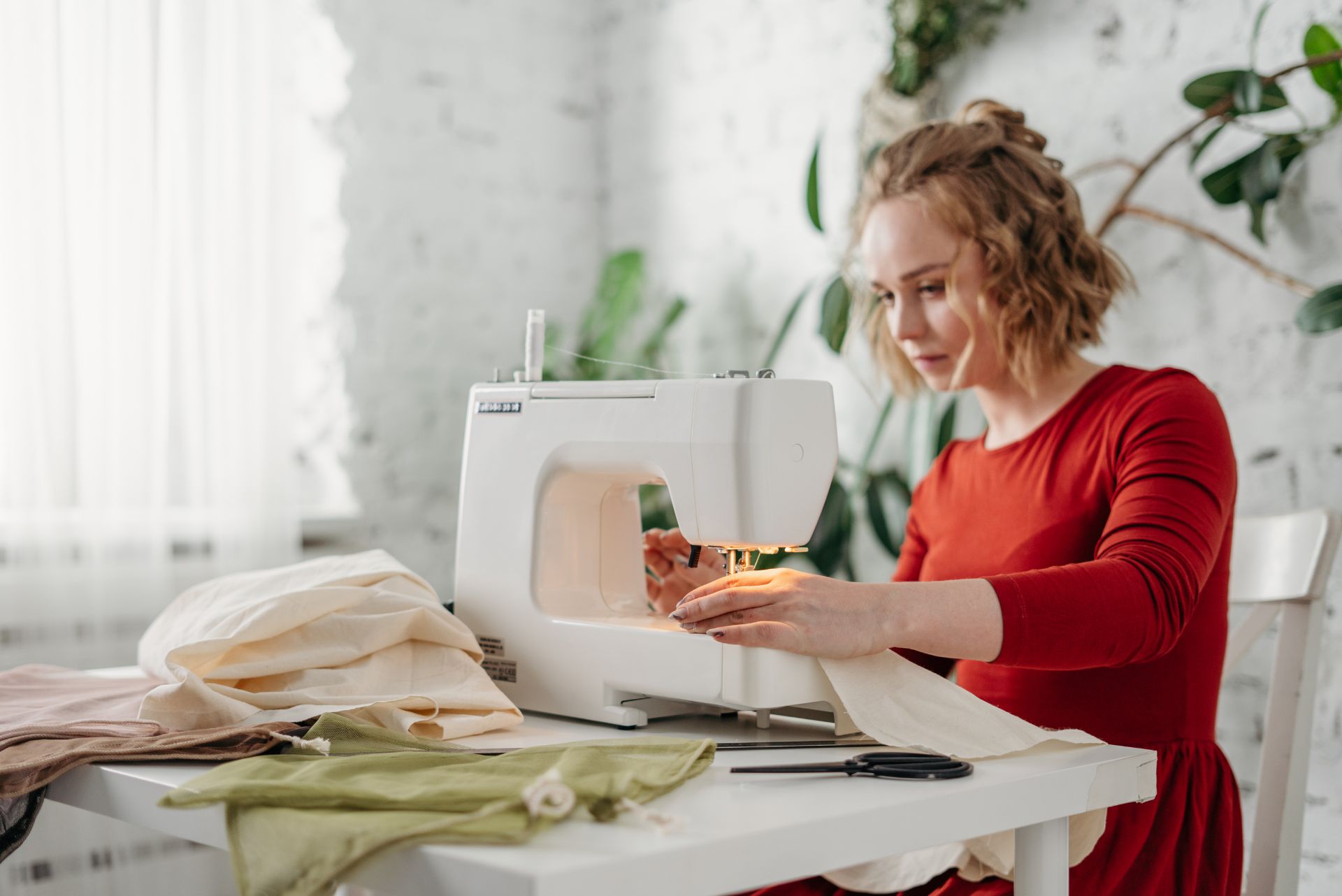 Femme qui fait de la couture