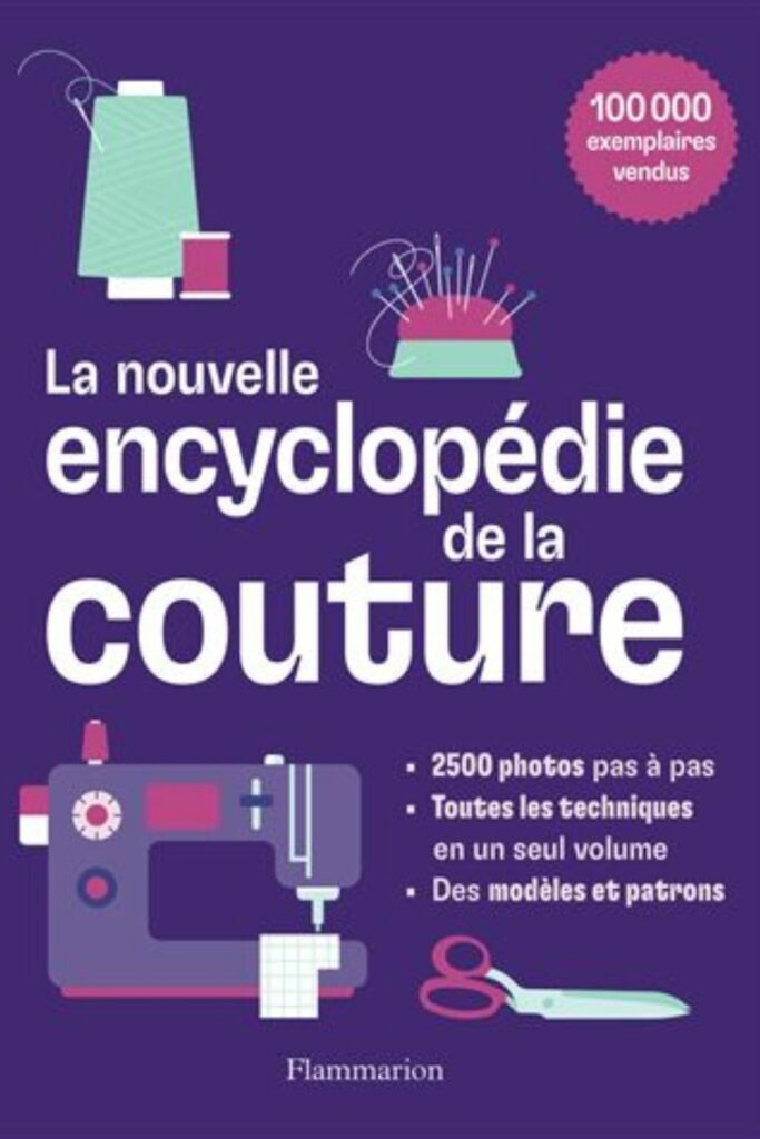 Couverture de La Nouvelle Encyclopédie de la couture d’Alison Smith dans un atelier de couture