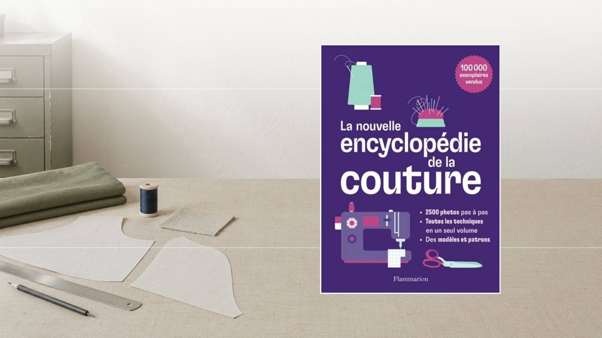 couture-tips-encyclopedie-couture-alison-smith Couverture de La Nouvelle Encyclopédie de la couture d’Alison Smith dans un atelier de couture