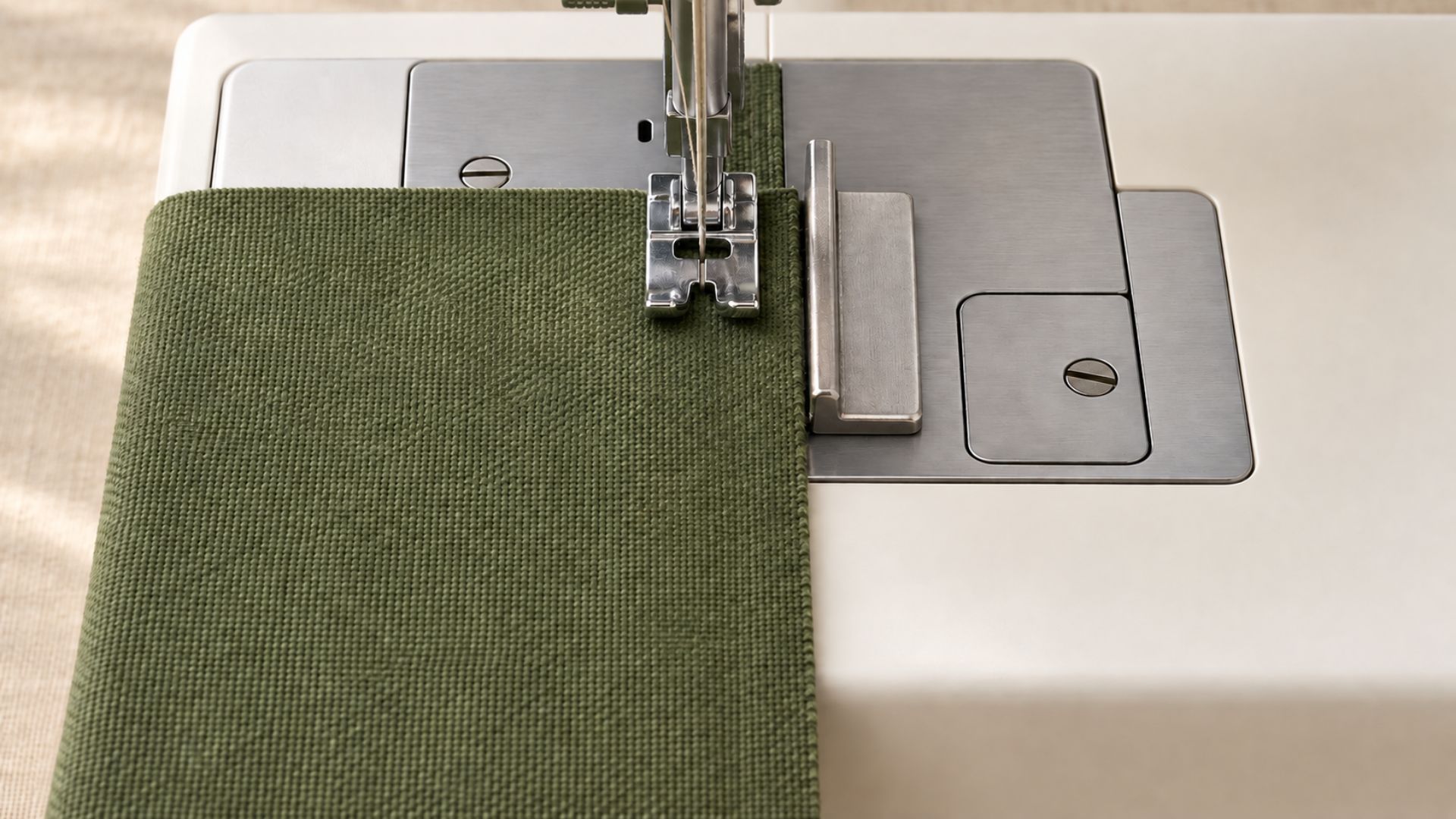 Guide magnétique placé sur une machine à coudre pour conserver une marge régulière